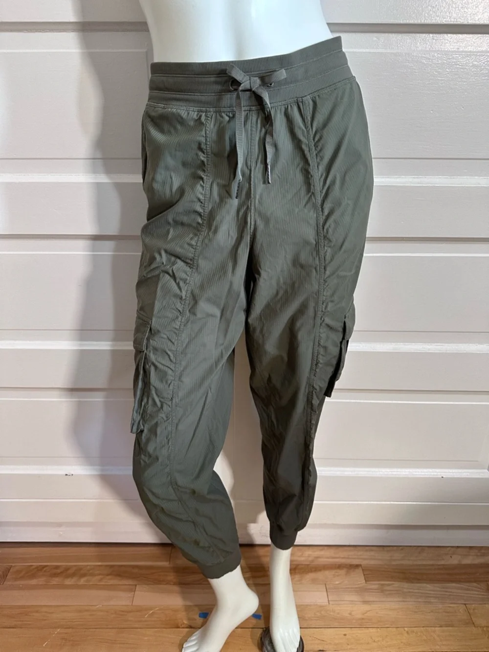 Lululemon Dance Studio Relaxed-Fit Mid-Rise Cargo Jogger Size M Army Green $128 - Picture 2 of 7